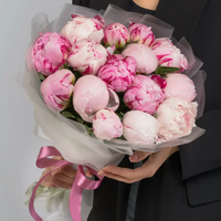 Eleganter Strauß aus rosa Pfingstrosen Sara Bernhard in transparenter Folie mit rosa Satinband – Blumen Kreativ Wien